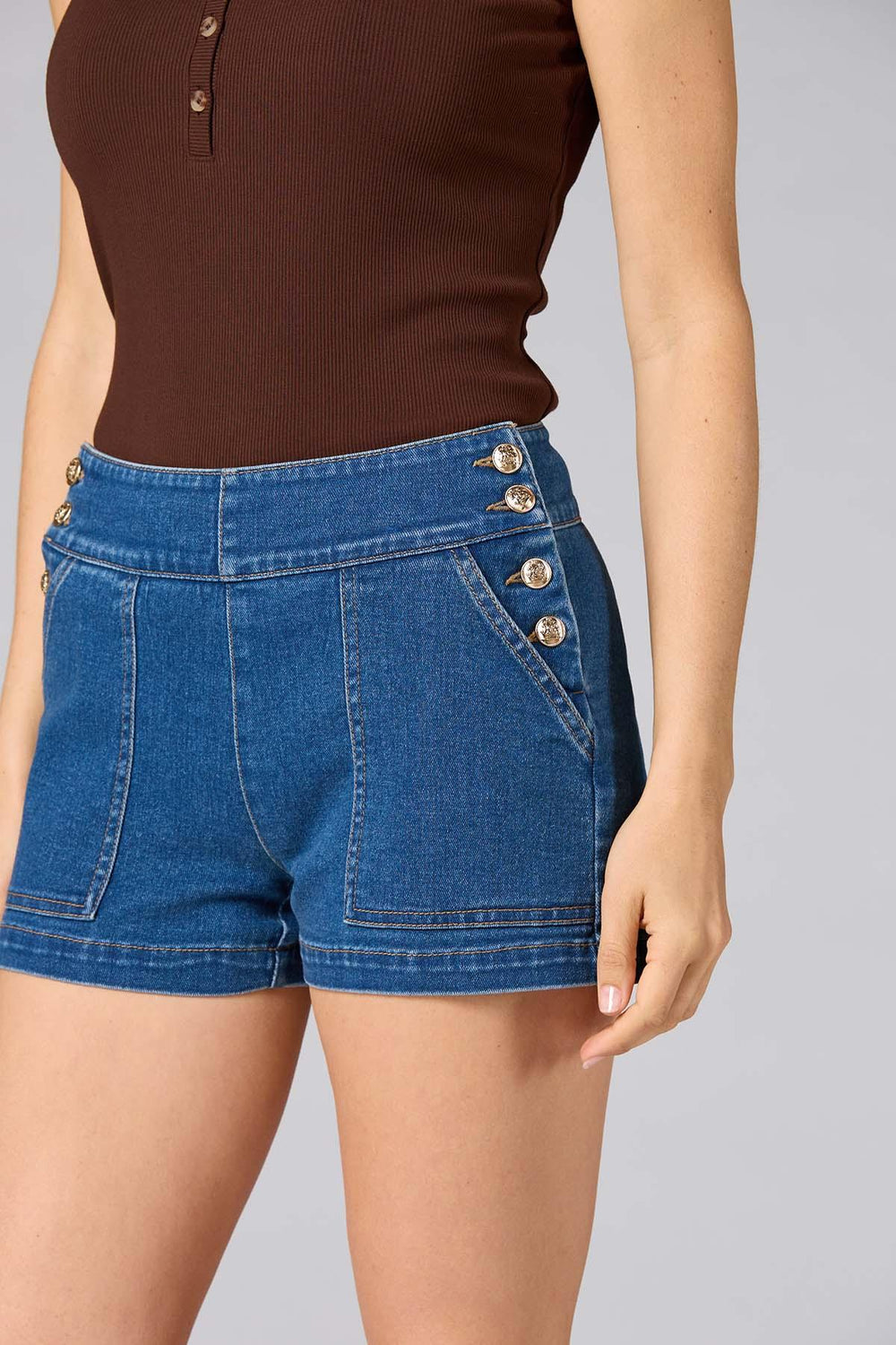 cache sailor button denim shorts Versona Caché