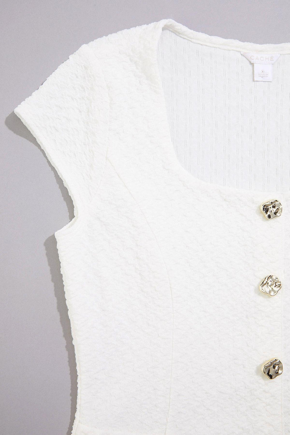 cache textured button detail top Versona Caché